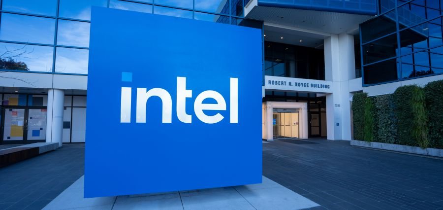 You are currently viewing Intel Shares Surge as SoftBank Announces $2 Billion Stake